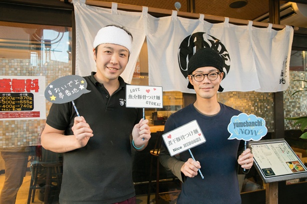 オーナーの大野陽平さん(左)と店長の松澤圭祐さん(右)。手にしているポップは復活を心待ちにしていた常連客からのプレゼント