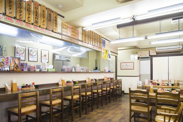 大将の麺上げが見られるカウンター席のほか、テーブルも用意