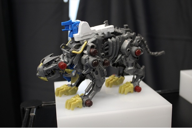 ゾイドワイルドでは骨(ボーン)の上に外装(アーマー)を取り付ける
