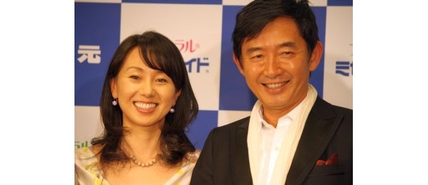 石田さんと理子さんに「顔くっつけて」とカメラマンがリクエストすると「やめろよ〜」と控室から修さんの声が
