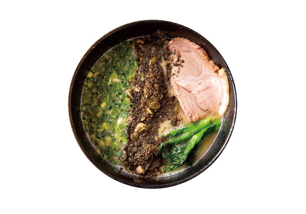 砕いた黒ゴマ、ナッツ、カボチャの種が豚骨スープに程よい香ばしさを添える「ぐうたら」のぐうたら麺(白とんこつ、680円)