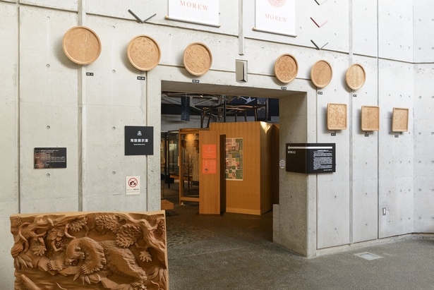 展示室への入り口。見事な木彫の作品が飾られている