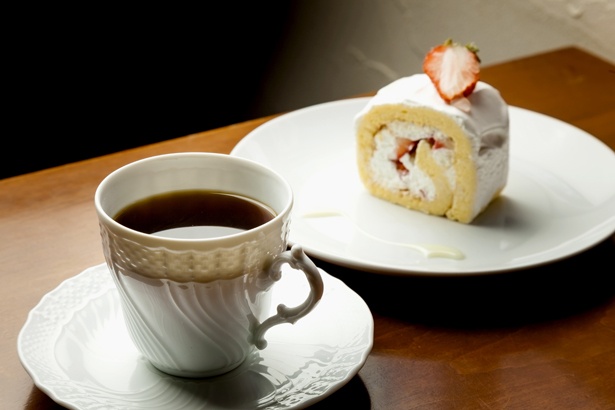 「Mic comercy」定番のブレンドコーヒー(500円)といちごのロールケーキ(450円)をマッチング