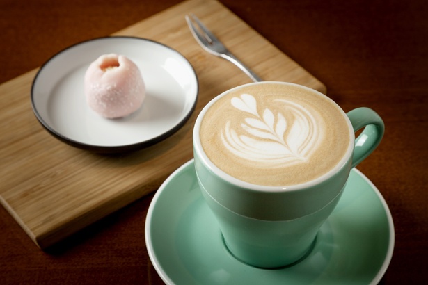 【写真を見る】「エトワールコーヒー」カフェラテ(680円)と和菓子(400円)。ほかのショップではあまりない珍しい組み合わせ