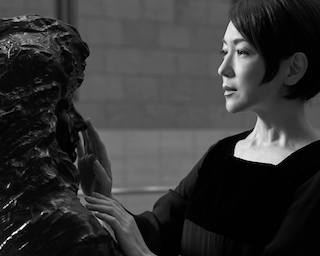 「彫刻との共演はとてもエキサイティングだった」俳優・若村麻由美がカミーユ・クローデルに捧げたパフォーマティブアートを語る