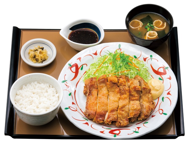 昨年大好評だった「鶏もも一枚揚げ定食」(890円)が帰ってくる！