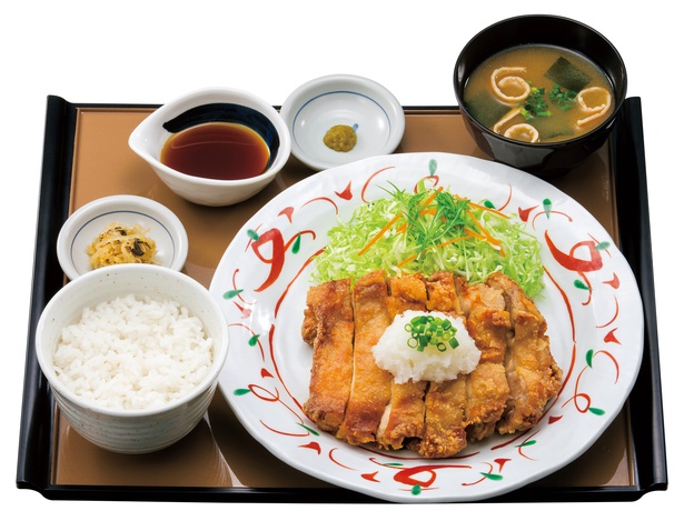 【写真を見る】昨年大好評だった「鶏もも一枚揚げ定食」(890円)が帰ってくる！