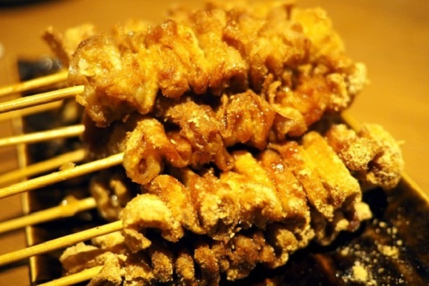 「名物☆よだれ串」は、カリッ、モチッっとした食感で、ほどよい塩気と甘さが相まってお酒との相性も抜群