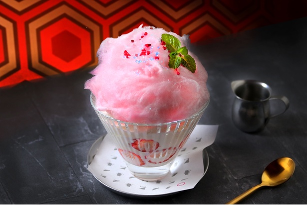 【写真を見る】シロップをかけると綿あめがフワッと溶け、中からソフトクリームといちごのパフェが姿を見せる「ジョイのホログラムカフェ」(850円)