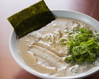 【福岡】とろみスープが旨い！北九州の高濃度ラーメン｢とんこつラーメン 豚のむら｣