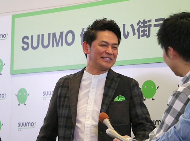 【写真を見る】「仕事から帰ったらバタンキューだから寂しくない」とますだおかだの岡田圭右