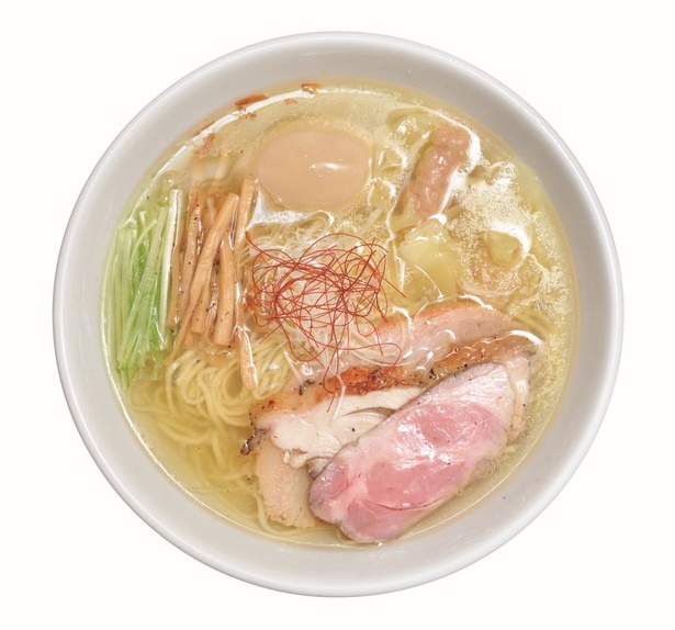 「香彩鶏だし 特製塩ラーメン」(990円)は香彩のネーミング通り、鶏ガラスープやサクラチップを用い熏製したチャーシューの“香り”と、水菜、糸唐辛子による“彩り”が芸術的