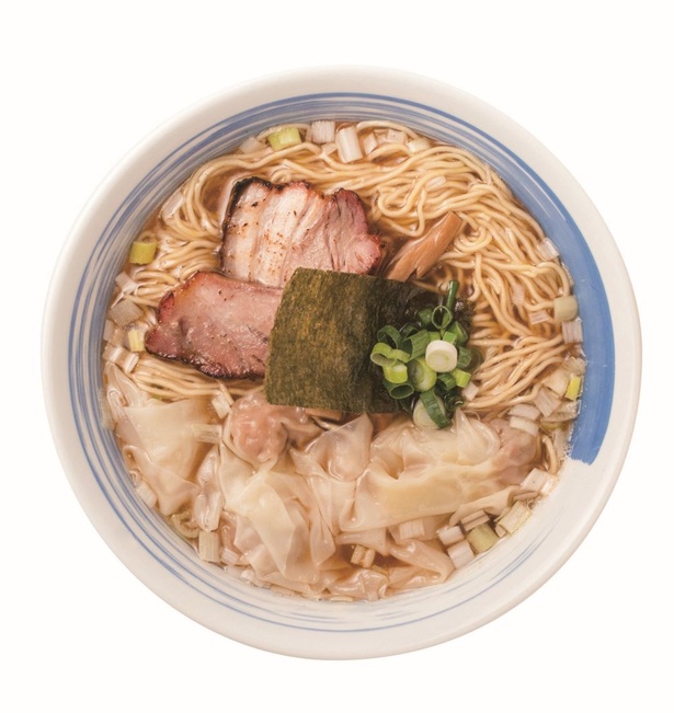 「ワンタンメン」(900円)は鶏の旨みの中に魚介がじんわりと伝わり、あと引く味わい