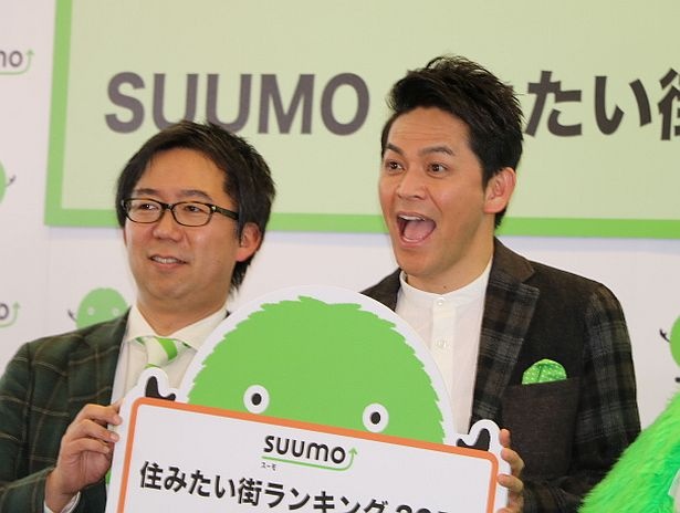 「SUUMO 住みたい街ランキング2018 関東版 記者発表会」に出席した「SUUMO」池本洋一編集長とますだおかだの岡田圭右