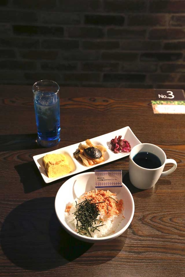『テイルズ オブ』シリーズ内の料理を再現した「サイダー飯風!?お茶漬け(サイダー付)」。ダシとサイダー、どちらをかけるかはあなた次第。小皿をもらっての食べ比べも可能