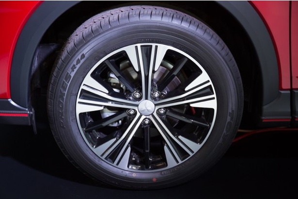 「G」「G Plus Package」用の225/55R18タイヤ。標準グレード「M」には、215/70R16が装着される