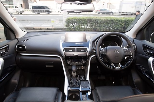 派手さはないが実用性と高い質感をもった車内。シフトレバー奥にUSB挿入口が2つ装備されている。