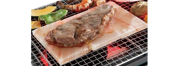 【写真】あふれ出る肉汁を岩塩が吸収してくれるので、おいしいのにヘルシー！