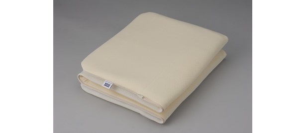 4つ折りにして収納できる