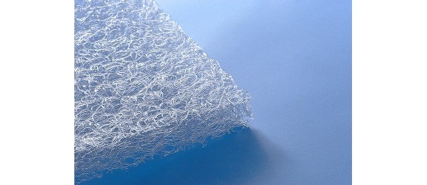 同社開発の新素材、3次元構造の極細繊維状樹脂