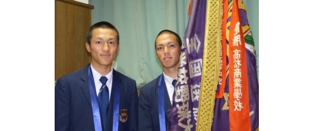 【写真】優勝旗を横に笑顔の主将・我如古盛次くんと投手・島袋洋奨くん