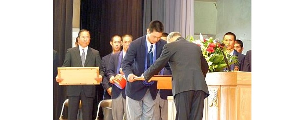 沖縄タイムス社長から記念品の写真パネルを