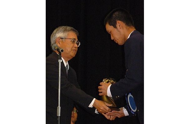 琉球新報社長からはグローブを模した記念品が贈られた