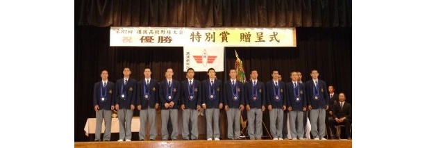 メダルを下げて登壇した19人の野球部員たち