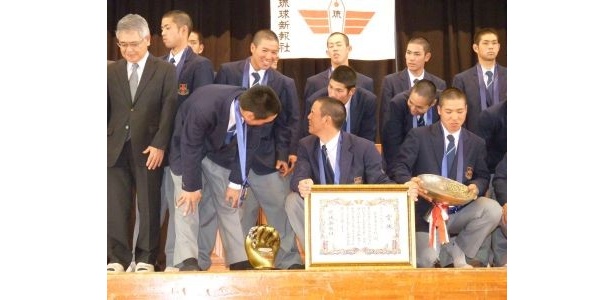 記念撮影後「足がしびれた〜」と話す伊禮くんを笑う選手たち