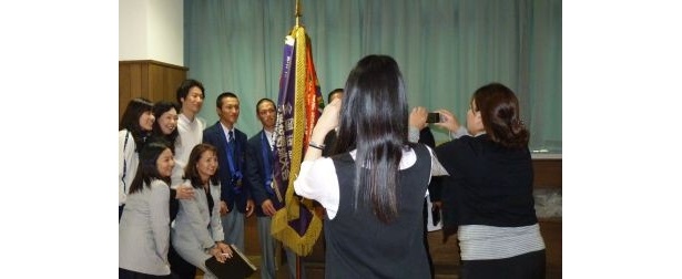 贈呈式後は先生たちが記念撮影に殺到