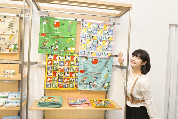展覧会オリジナルグッズのハンカチは各種1404円