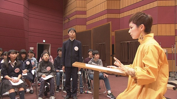Superflyは「“言葉の引力”のある曲になれば」と自身の手掛けた曲について語る