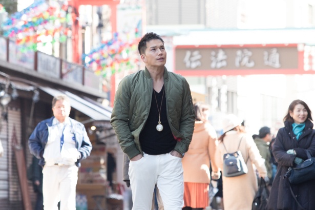 亮は家族と16年ぶりに再会する