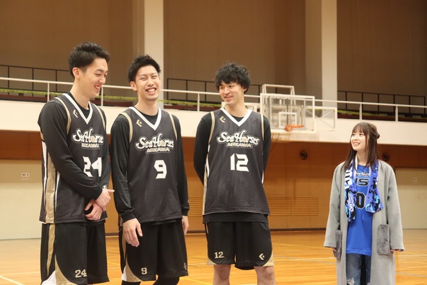 練習を教えるのは 加藤 寿一選手(左、#24)、森川正明選手(中、＃9)、西川貴之選手(右、#12)の3人