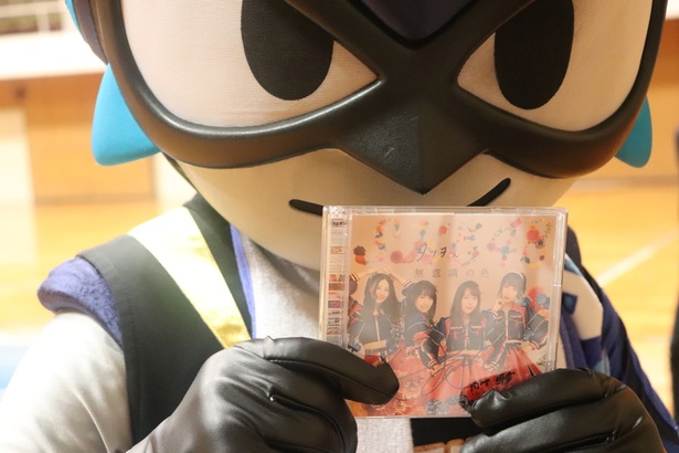高柳明音からもらった、SKE48の最新シングル「無意識の色」にタツヲもご満悦！