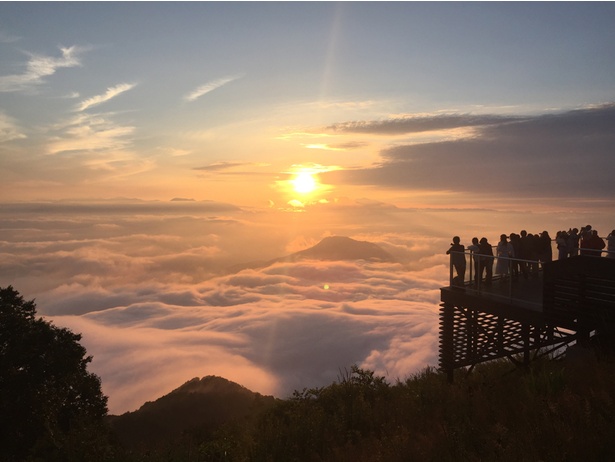 北志賀高原に少し早めに来場し、雲海と夕日が織りなすサンセットも楽しみたい
