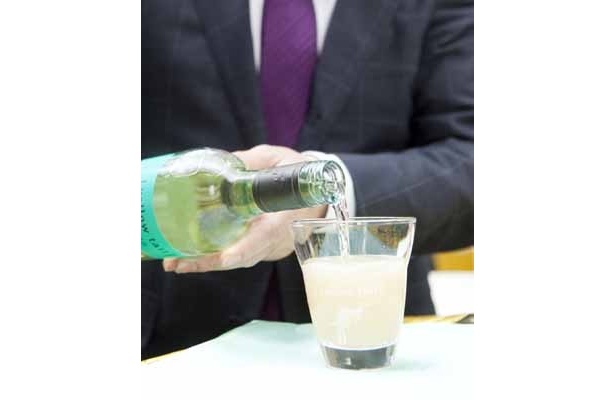 割る量は好みで、ネクターを入れたグラスにモスカートを注ぐ