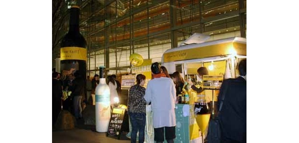[yellow tail(イエローテイル)]が楽しめる[yellow tail]cafeが、全国7都市で限定オープン。第1弾となる東京でのイベント「ネオ屋台村スーパーナイト」は、大盛況のうちに幕を閉じた