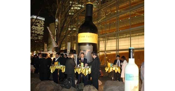 巨大[yellow tail]や、雑誌「VERY」のモデルのトークイベントなど、お酒以外も楽しく魅力的な[yellow tail]cafe