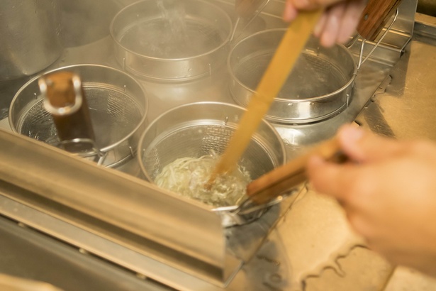 【写真を見る】「海鳴」は近年、自家製麺作りにも取り組んでいる。切刃20番のストレート麺を使用