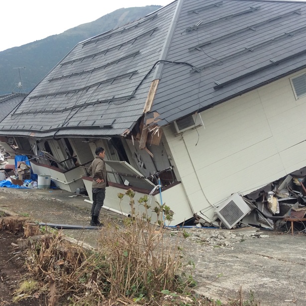 震災から2か月後に、被災した東海大学阿蘇キャンパスの学生寮を訪れる