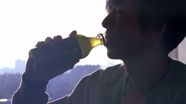 起き抜けに生茶を飲む高橋一生