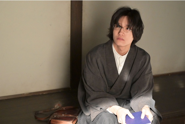 りん(見上愛)と静かに語るシマケン(佐野晶哉)