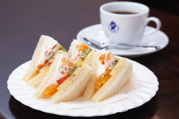 「サンドセット フルーツ」(600円 ※終日)/EVIAN COFFEE