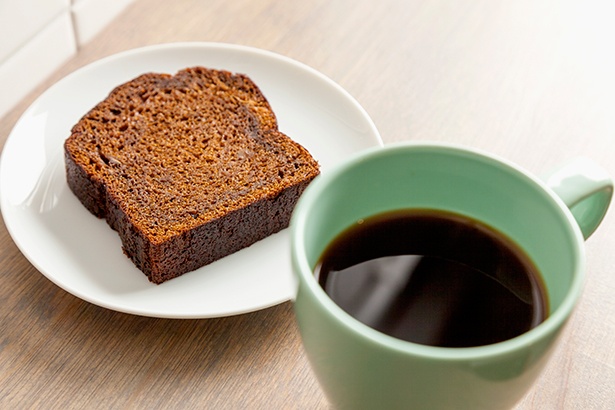 「Ginger bakeshop」ブレンドコーヒー(右・324円)、ジンジャーケーキ(左・388円)。ジンジャーケーキは店主が修業を積んだ東京の店の味をベースに改良