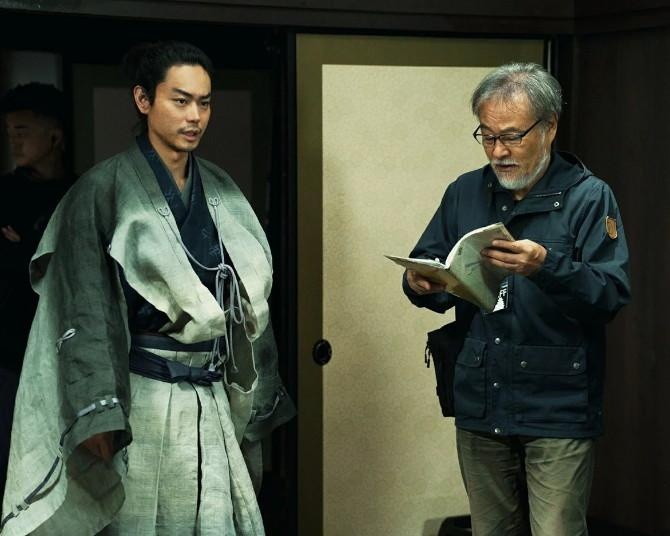菅田将暉「脳みそフル稼働」本木雅弘と地下牢で壮絶な演技合戦…黒沢清監督『黒牢城』6月19日公開、メイキング解禁