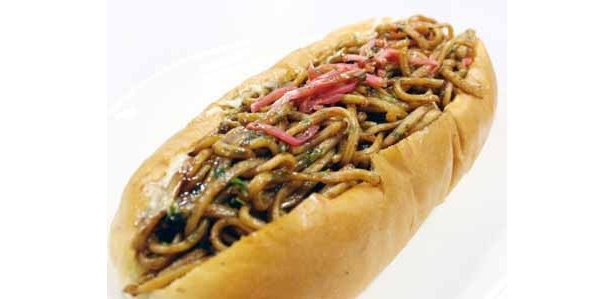 普通サイズのカップ焼きそば(麺100g/編集部調べ)の2人前に当たる200gの焼きそばが入っている「でっかい焼そばロール」(298円)。重量もパンというより中身の入ったペットボトル並み！