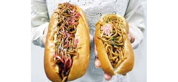 【写真】普通の焼きそばパンと比べるとこの大きさ！