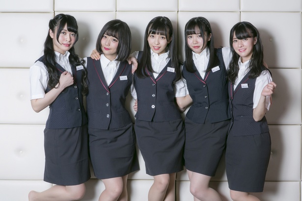 【写真を見る】神宿のメンバーがオトナな制服姿に!