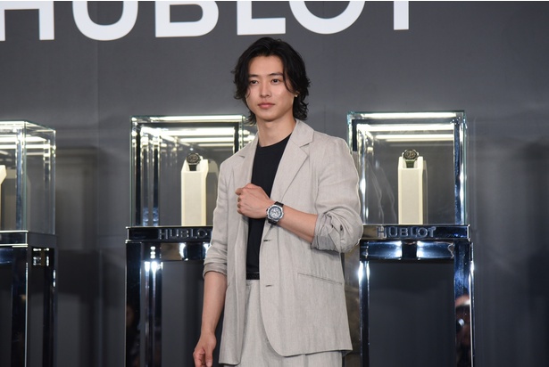 「ウブロ ビッグ・バン リローデッド」を身に着け、撮影に応じる山﨑賢人さん